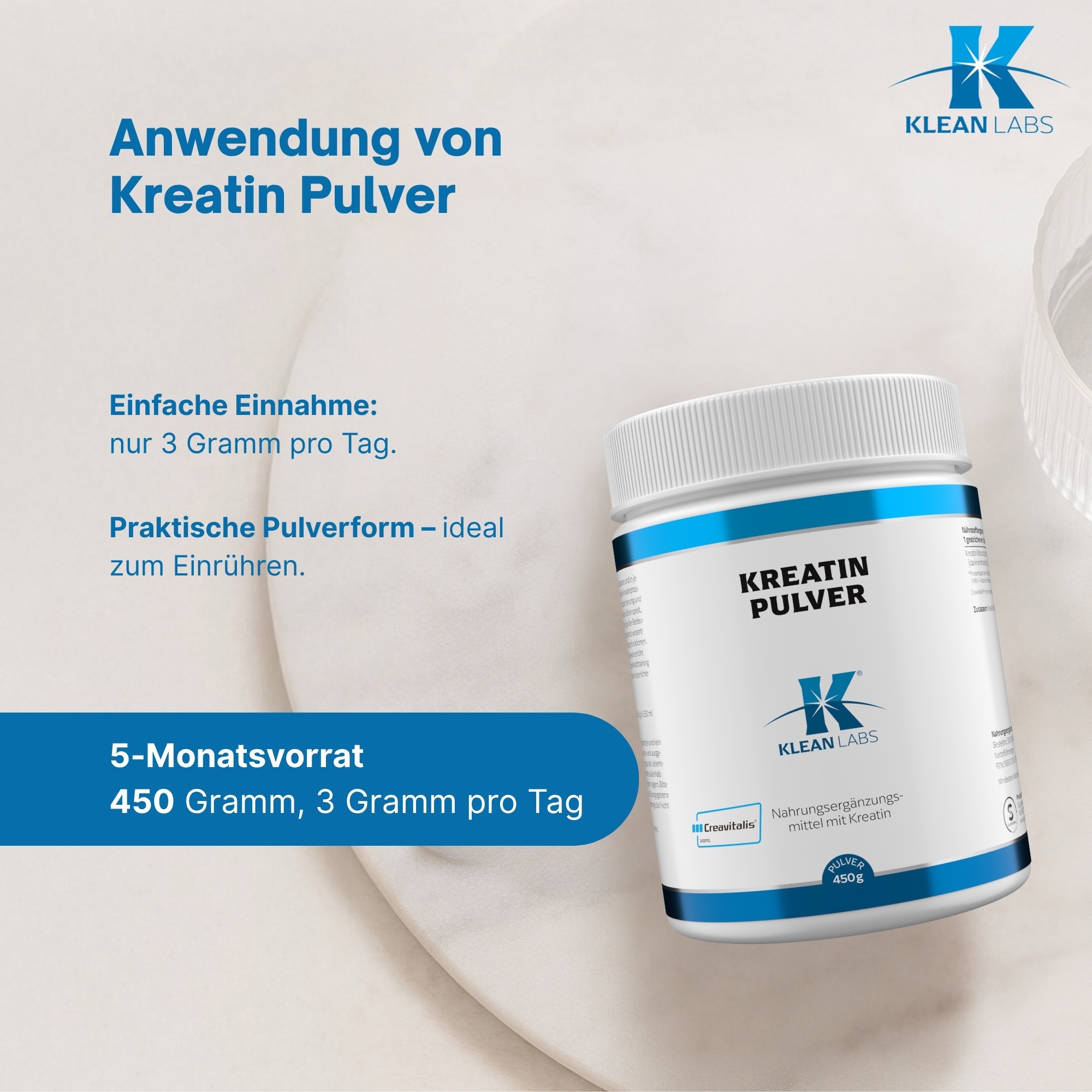 Produktfoto: Eine weiße Plastikdose mit einem blauen Etikett, das Informationen zu einem Nahrungsergänzungsmittel enthält. Das Etikett beschreibt Kreatin Monohydrat mit der Marke Creapure, 450g Inhalt. Herstellerinformationen und Nährstoffangaben sind ebenfalls sichtbar.