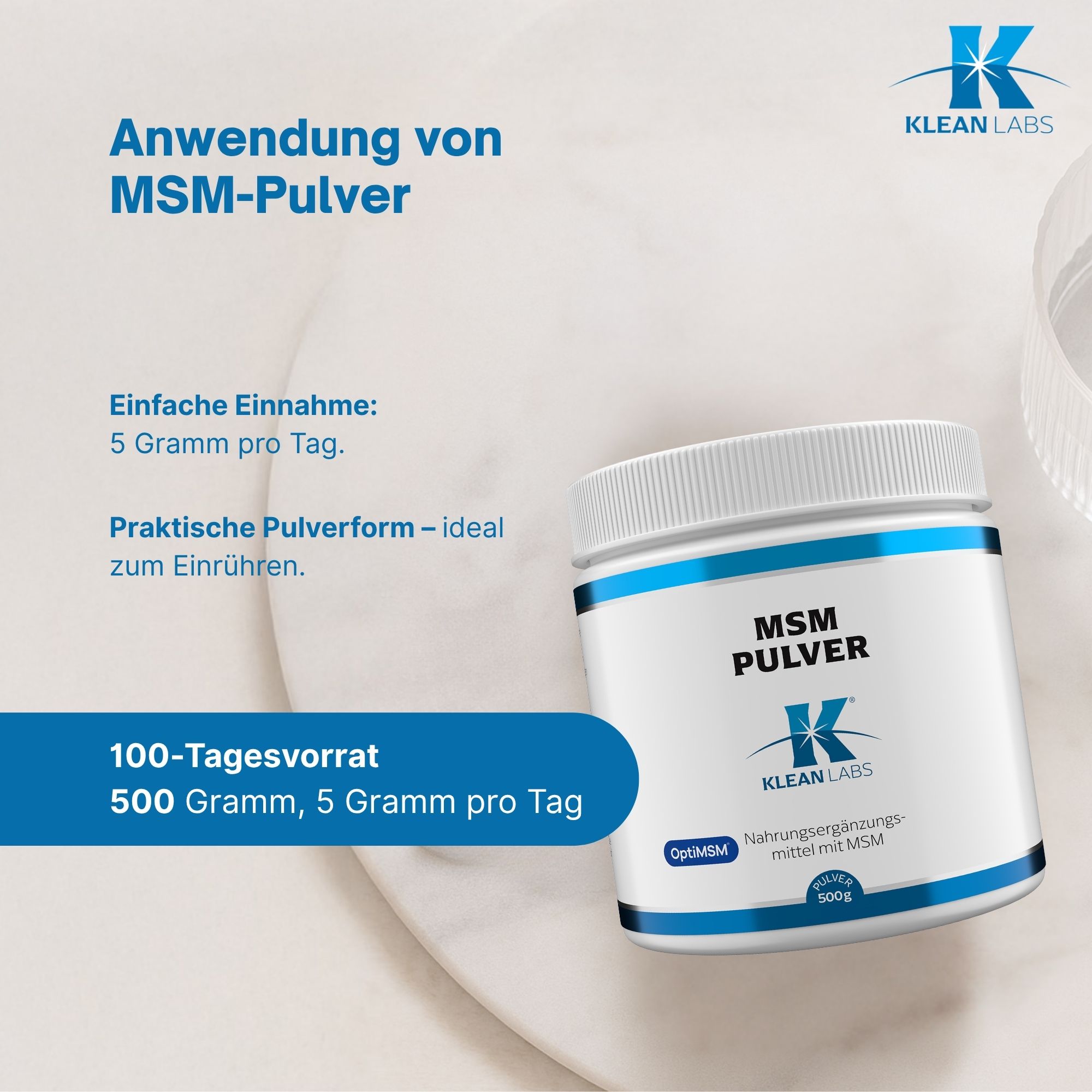 Produktfoto: Ein weißer Behälter mit blauem Etikett, das Text über organisch gebundenen Schwefel (MSM) enthält. Der Text beschreibt die Vorteile von MSM für Kollagenbildung und strukturelle Integrität. Es gibt Verzehrempfehlungen und Hinweise zur Lagerung. Der Behälter ist vegan, ohne Gentechnik und glutenfrei.