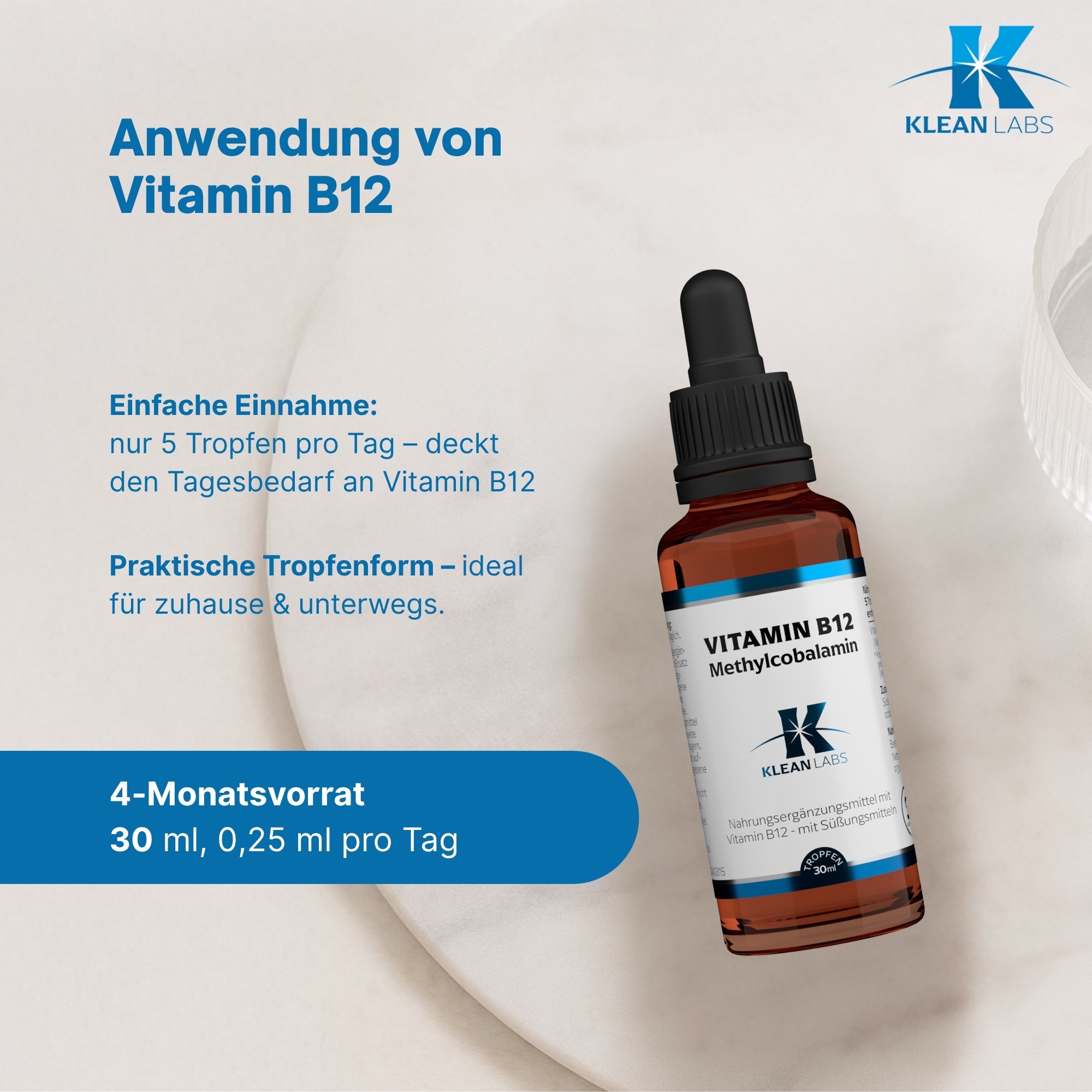 Produktfoto: Das Bild zeigt eine braune Glasflasche mit Pipette, die ein Nahrungsergänzungsmittel enthält. Die Vorderseite der Flasche hat ein Etikett mit Informationen zu Vitamin B12, einschließlich Dosierung und Inhaltsstoffen. Die Flasche steht aufrecht vor einem weißen Hintergrund.