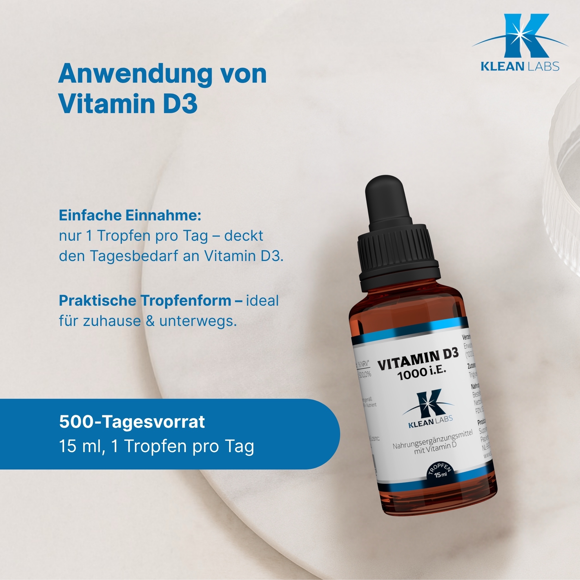 Produktfoto: Eine kleine, braune Glasflasche mit schwarzem Tropfverschluss. Auf der Flasche ist ein Etikett mit der Aufschrift “Verzehrempfehlung: Erwachsene täglich 1 Tropfen (1000 I.E., 0,03 ml)“ und Informationen zu einem Nahrungsergänzungsmittel. Die Flasche enthält 15 ml Flüssigkeit und wird in Winschoten, Niederlande, produziert.