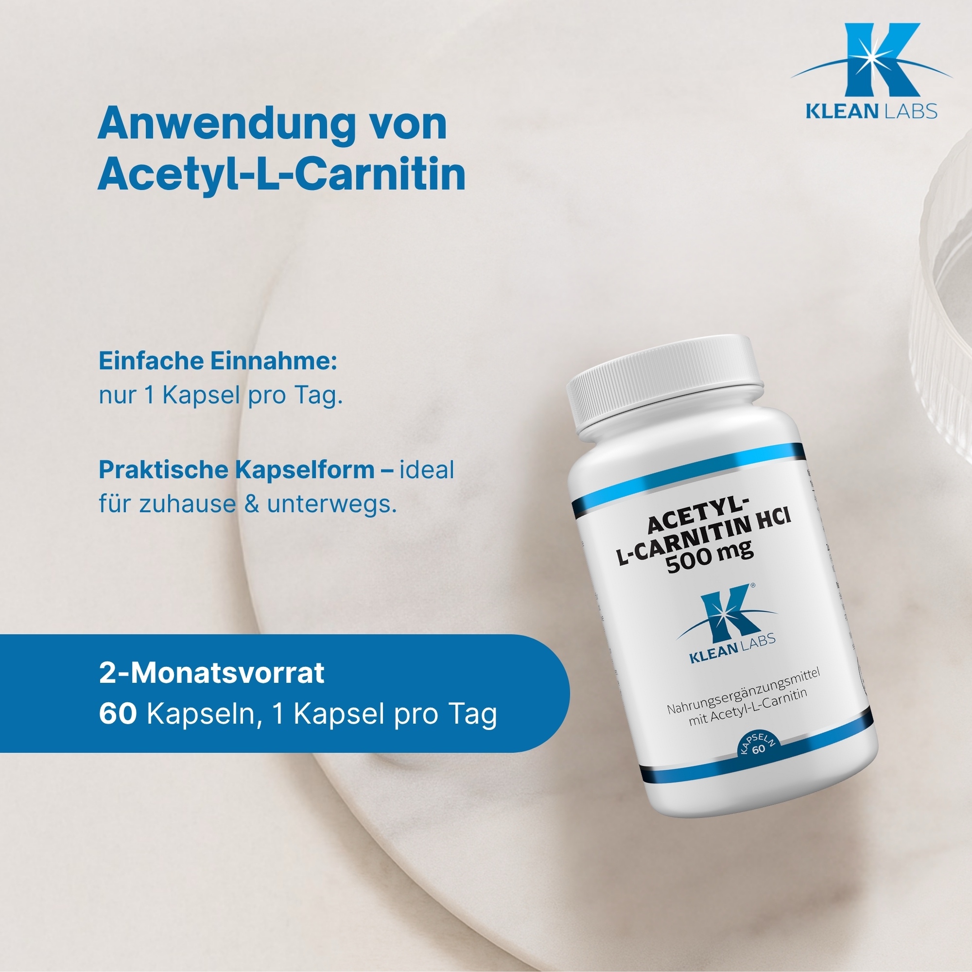 Produktfoto: Eine weiße Flasche mit der Aufschrift 'Acetyl-L-Carnitin HCI 500 mg' von Klean Labs steht auf einer weißen Oberfläche. Links sind Symbole für glutenfrei, vegan, ohne Gentechnik und laborgeprüft. Rechts ist ein grünes Blatt zu sehen.