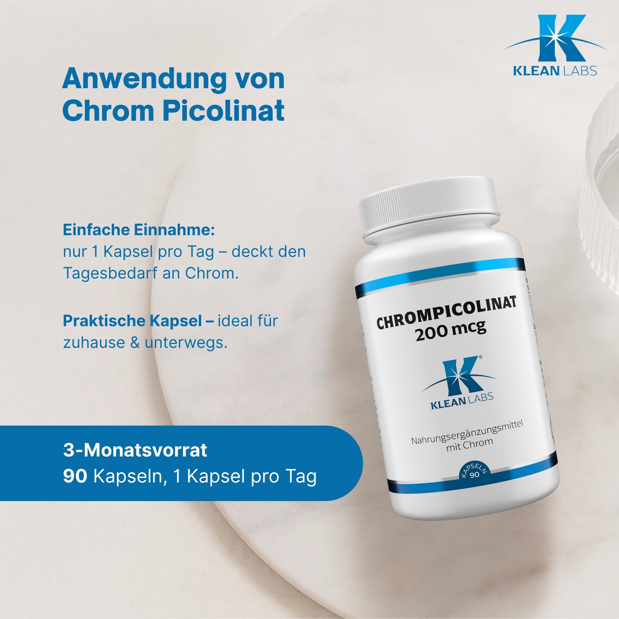 Produktfoto: Eine weiße Plastikflasche mit blauer Etikettierung. Auf dem Etikett sind Nährstoffangaben, Zutaten und Herstellerinformationen aufgedruckt. Die Flasche enthält 90 Kapseln eines Nahrungsergänzungsmittels mit Chrom als Picolinat. Es sind auch Informationen zur Haltbarkeit und zur Bestellnummer vorhanden.