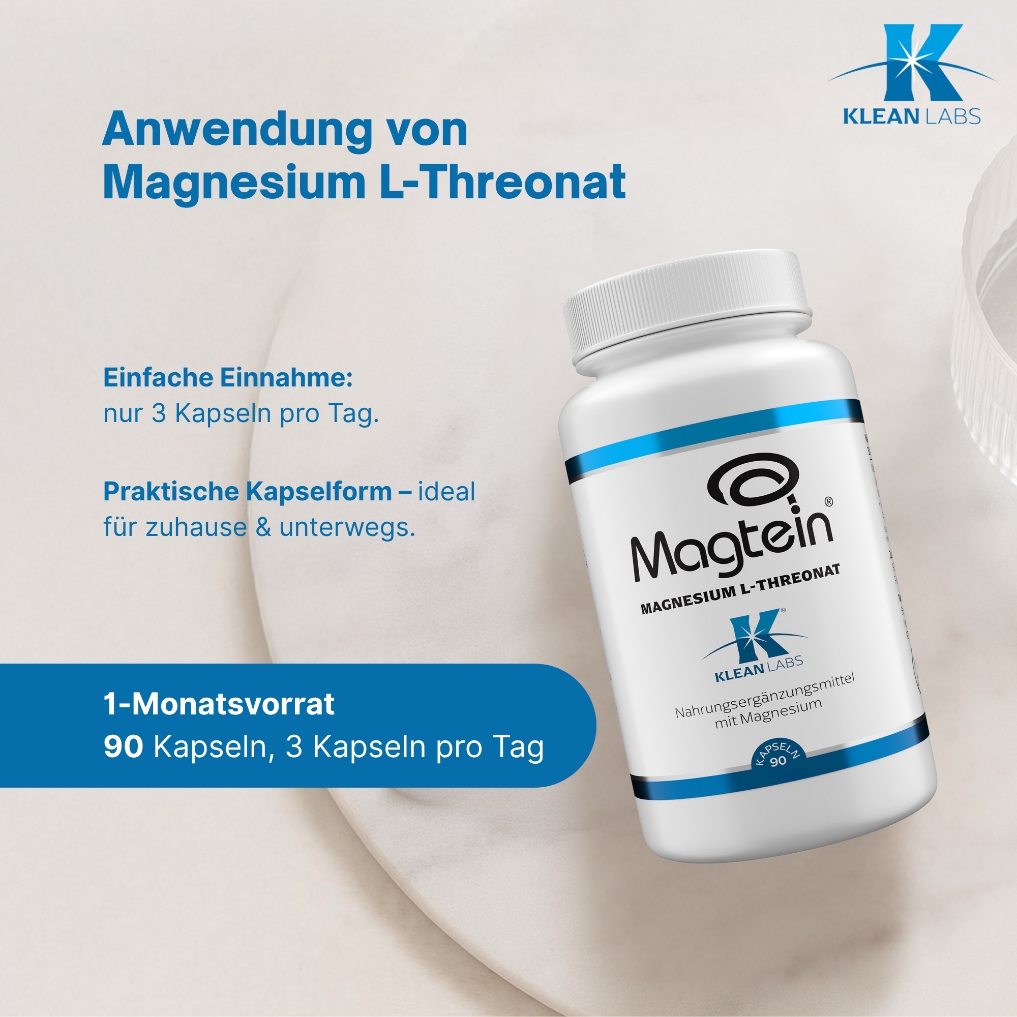 Produktfoto: Das Bild zeigt eine weiße Flasche mit der Aufschrift 'Magtein Magnesium L-Threonat' von Klean Labs auf einem weißen Tisch. Links im Bild sind drei runde Symbole mit den Aufschriften 'Glutenfrei', 'Vegan' und 'Ohne Gentechnik'. Oben rechts befindet sich ein Logo mit der Aufschrift 'Ein Hersteller von Supplementa'. Rechts neben der Flasche ist ein grüner Bambuszweig zu sehen.