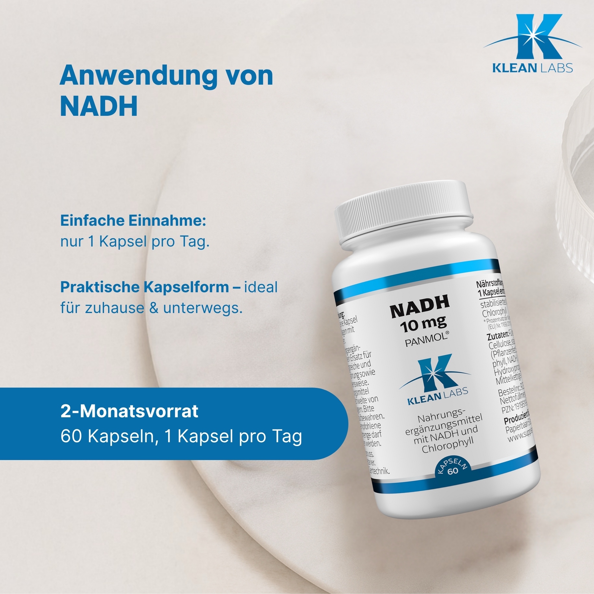 Produktfoto: Eine weiße Plastikflasche mit Schraubverschluss, die ein Nahrungsergänzungsmittel enthält. Auf dem Etikett steht 'NADH 10 mg PANMOL', 'KLEAN LABS', und es enthält Informationen zu Inhaltsstoffen und Anwendungshinweisen. Die Flasche hat ein blaues und weißes Design mit Text in schwarzer Schrift. Das Etikett enthält auch ein Logo mit einem stilisierten Buchstaben 'K'.