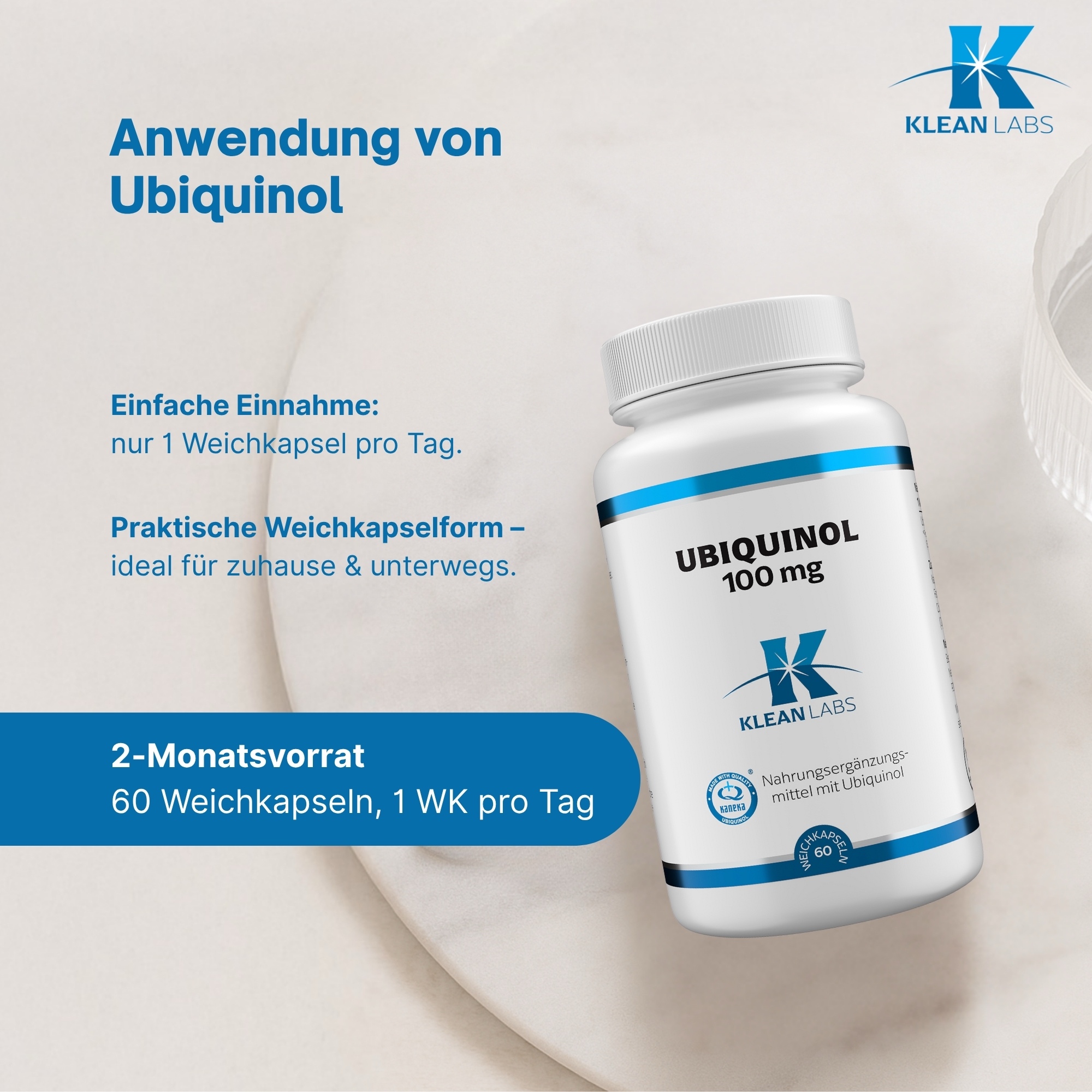 Produktfoto: Eine weiße Plastikflasche mit blauem und schwarzem Aufdruck steht im Vordergrund. Auf der Flasche steht “UBIQUINOL 100 mg“ und “KLEAN LABS“. Sie enthält Nahrungsergänzungsmittel mit Ubiquinol. Die Flasche ist auf einem weißen Hintergrund platziert.