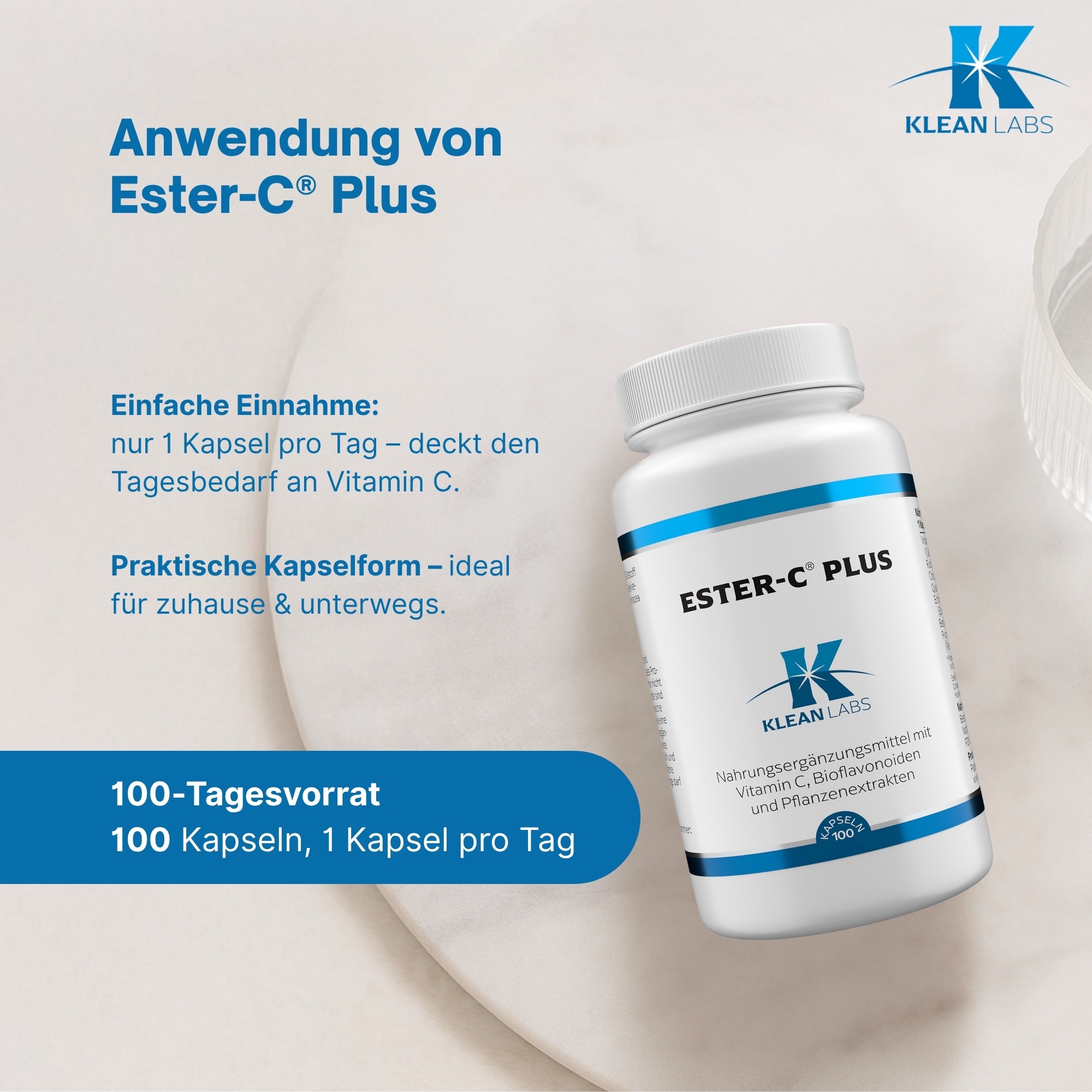 Produktfoto: Eine weiße Plastikflasche mit blauer Beschriftung auf einem schwarzen Hintergrund. Die Vorderseite zeigt den Text 'ESTER C® PLUS' und das Logo von Klean Labs. Darunter steht 'Nahrungsergänzungsmittel mit Vitamin C, Bioflavonoiden und Pflanzenextrakten'. Die Flasche enthält 100 Kapseln.