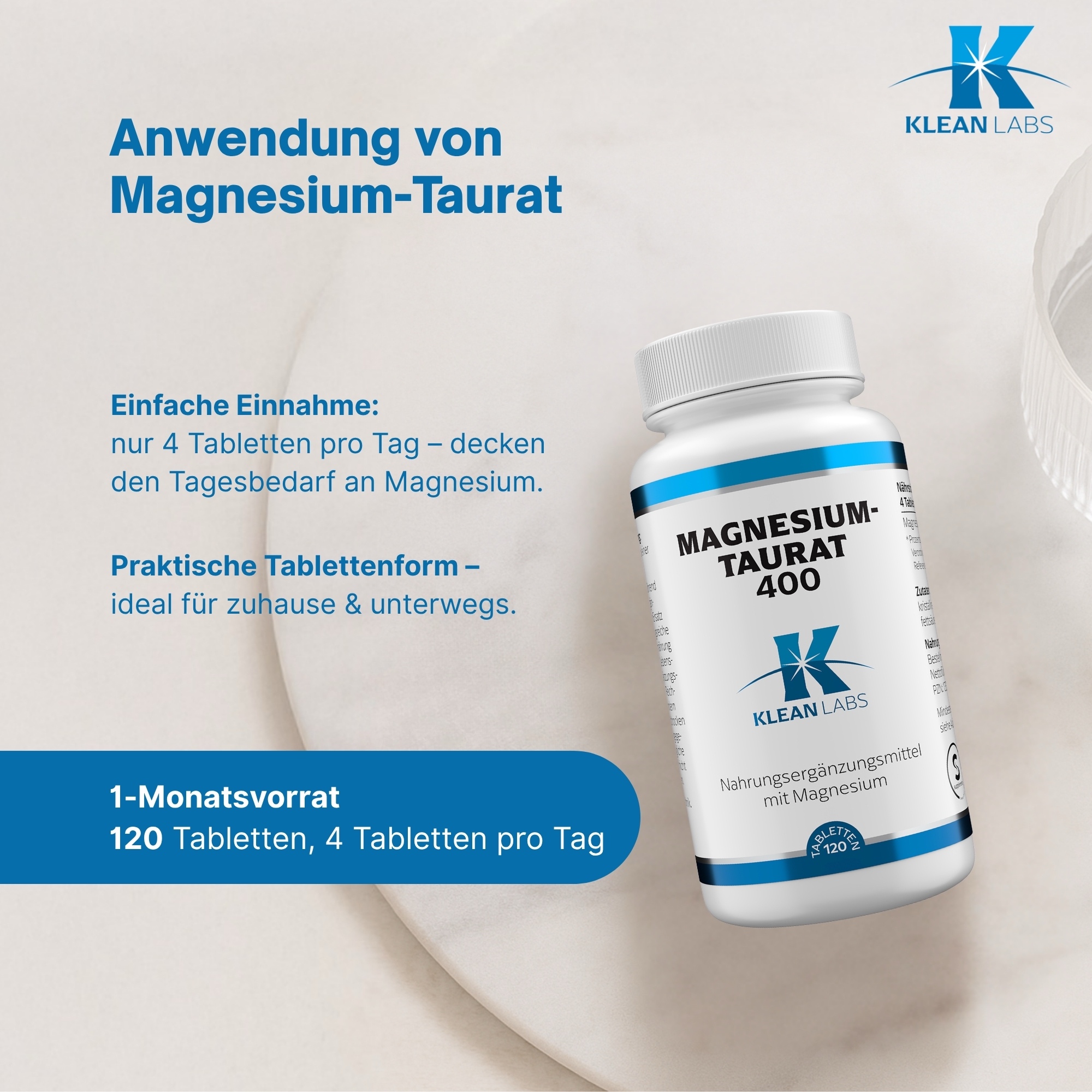 Produktfoto: Eine weiße Plastikflasche mit blauer Schrift steht aufrecht. Auf der Flasche steht „MAGNESIUM-TAURAT 400 KLEAN LABS“. Sie enthält Nahrungsergänzungsmittel mit Magnesium. Die Flasche hat einen weißen Schraubverschluss. Das Design ist schlicht mit blauen Akzenten.