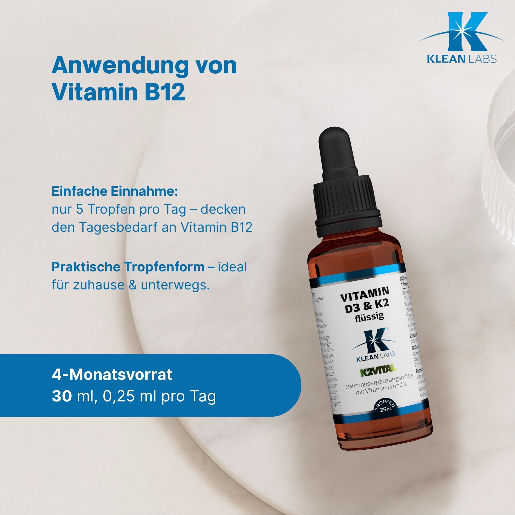 Produktfoto: Eine braune Glasflasche mit schwarzem Tropfverschluss. Auf der Flasche befindet sich ein Etikett mit Nährstoffangaben zu Vitamin D3 und K2 sowie weiteren Informationen. Die Flasche steht aufrecht vor einem weißen Hintergrund.
