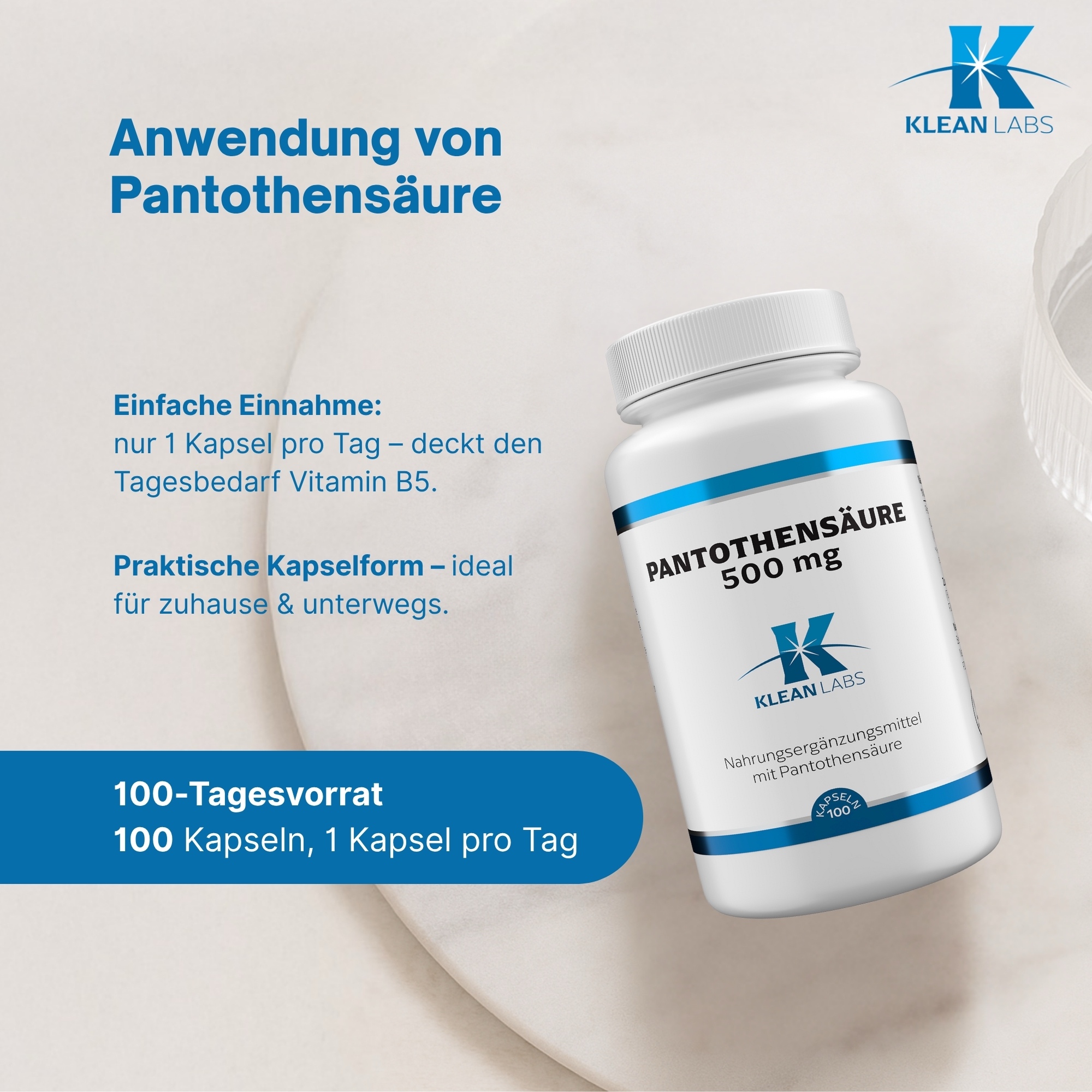 Produktfoto: Eine weiße Plastikflasche mit einem blauen Etikett, das Nährstoffangaben und Zutaten für Nahrungsergänzungsmittel enthält. Das Etikett listet Pantothensäure (Vitamin B5) und andere Inhaltsstoffe auf. Die Flasche ist von der Marke Supplementa B.V. aus Winschoten, Niederlande.