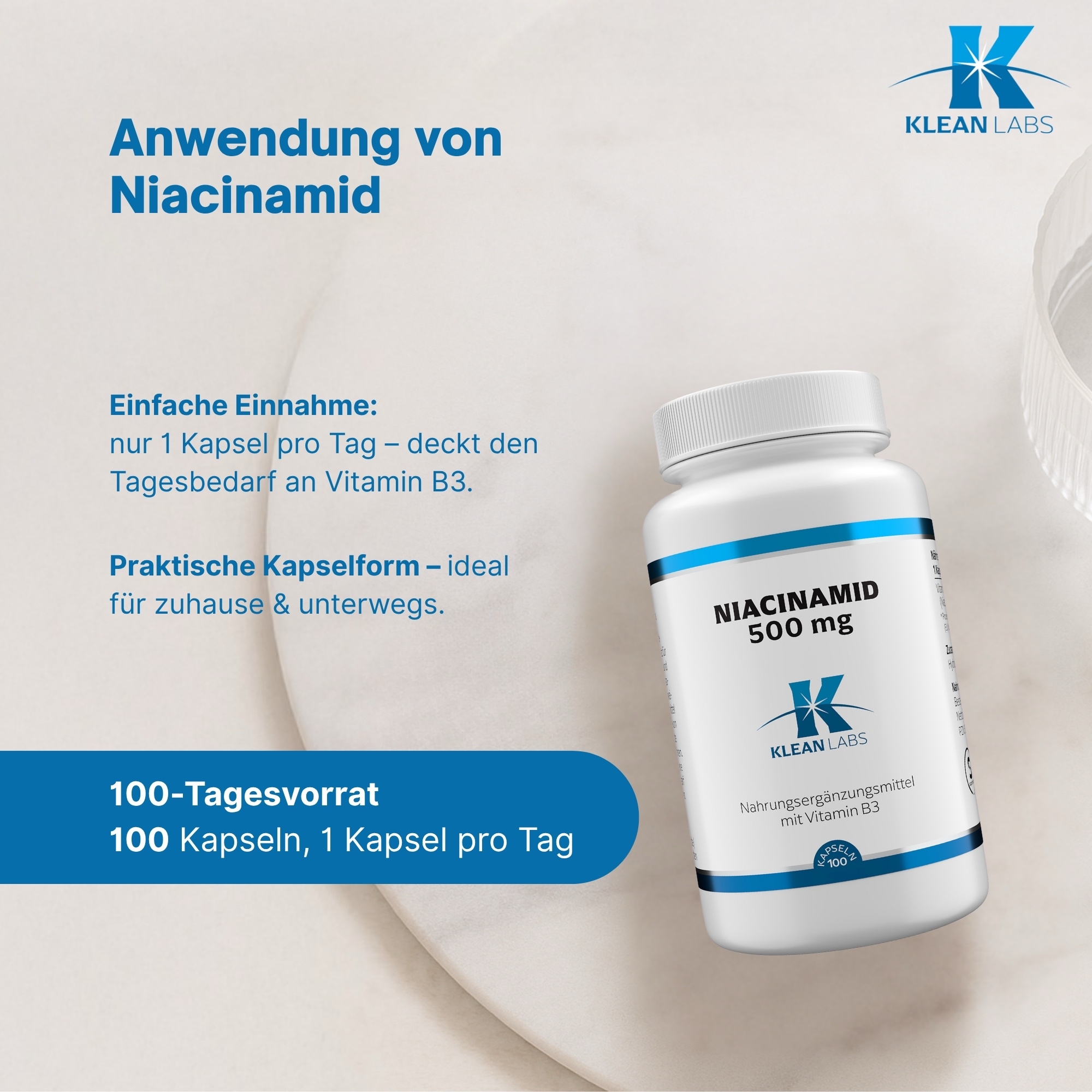 Produktfoto: Eine weiße Plastikflasche mit einem weißen Schraubverschluss. Auf der Vorderseite steht in schwarzer Schrift „NIACINAMID 500 mg“. Darunter ist ein blaues Logo mit dem Text „KLEAN LABS“. Am unteren Rand steht „Nahrungsergänzungsmittel mit Vitamin B3“. Die Flasche enthält 100 Kapseln und hat blaue Akzente auf dem Etikett.