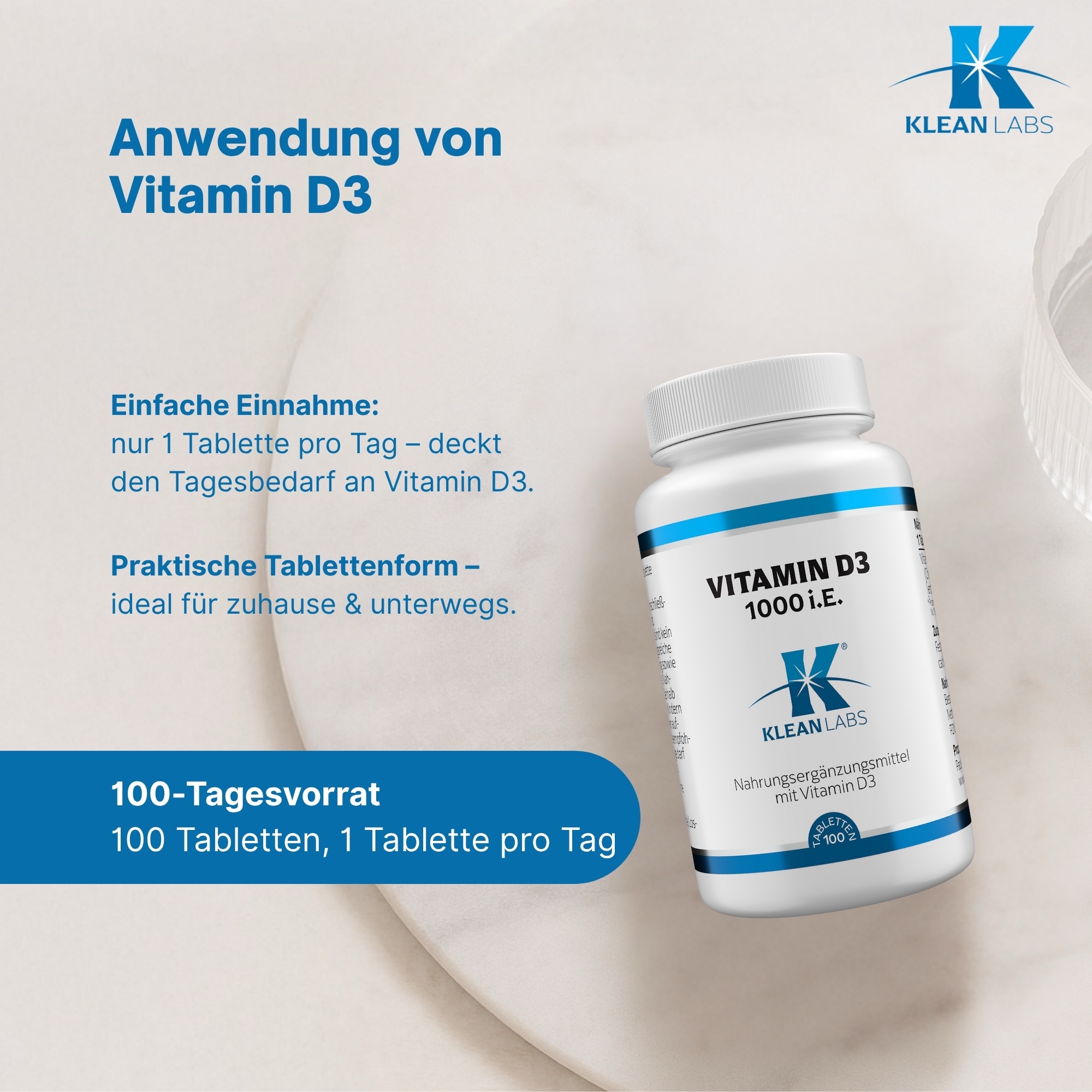 Produktfoto: Eine weiße Plastikflasche mit Schraubverschluss, auf der Vorderseite steht 'Vitamin D3 1000 I.E.' und 'Klean Labs'. Die Flasche enthält Nahrungsergänzungsmittel mit Vitamin D3. Das Etikett ist blau-weiß gestaltet und zeigt weitere Informationen zu Inhaltsstoffen und Hersteller.