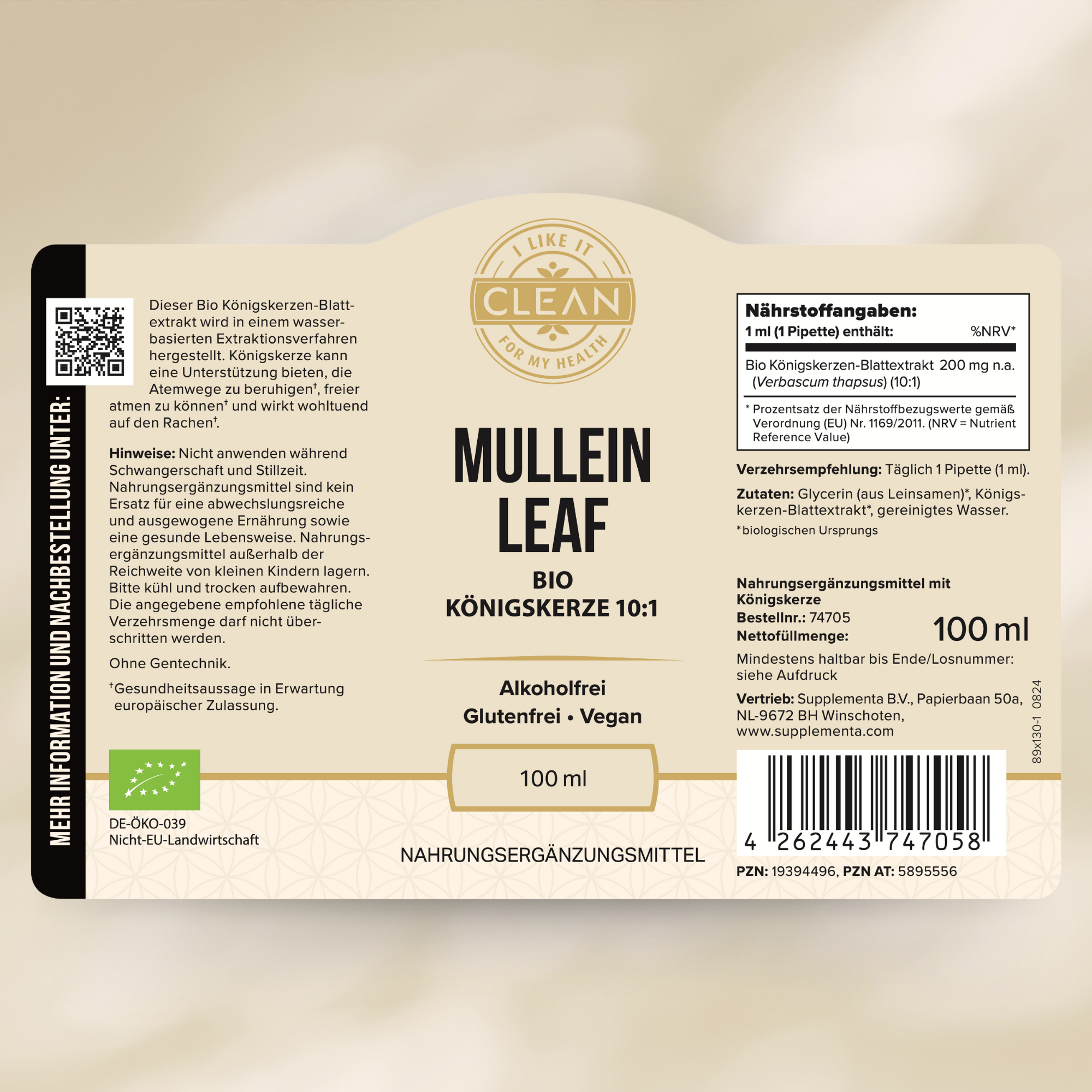 Produktfoto: Die Abbildung zeigt eine dunkelviolette Flasche mit Pipette, die als “Mullein Leaf Bio Königskerze 10:1“ gekennzeichnet ist. Sie ist alkoholfrei, glutenfrei und vegan. Textbeschreibungen um die Flasche heben hervor: hoher Gehalt an bioaktiven Inhaltsstoffen, alkoholfreier Extrakt, reich an Saponinen, Flavonoiden und ätherischen Ölen, nur Blätter für maximale Wirksamkeit, Anwendung als Tee, Tinktur oder Sirup, traditionell zur Unterstützung der Atemwege. Der Hintergrund ist beige.