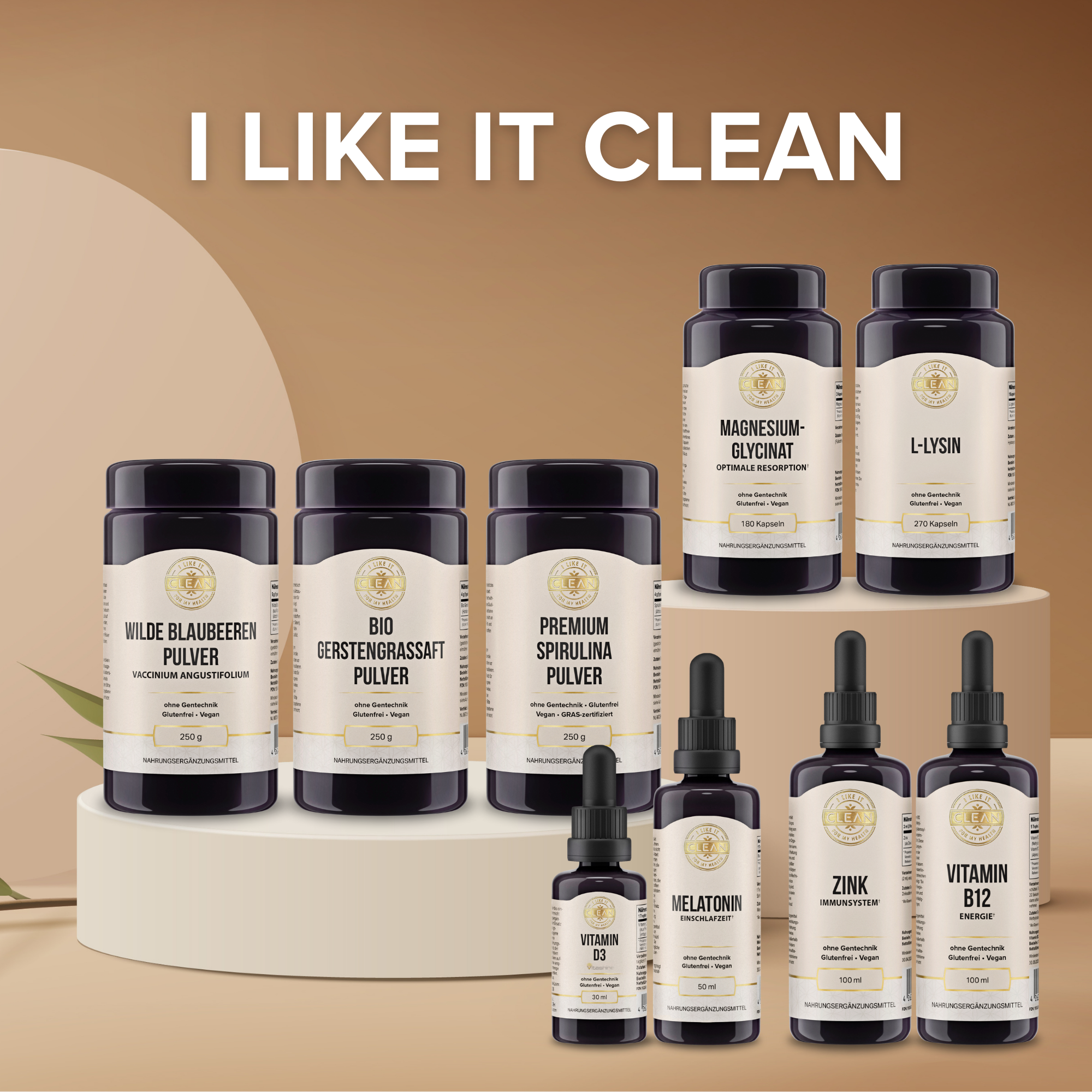 Produktfoto: Die Abbildung zeigt eine dunkelviolette Flasche mit Pipette, die als “Mullein Leaf Bio Königskerze 10:1“ gekennzeichnet ist. Sie ist alkoholfrei, glutenfrei und vegan. Textbeschreibungen um die Flasche heben hervor: hoher Gehalt an bioaktiven Inhaltsstoffen, alkoholfreier Extrakt, reich an Saponinen, Flavonoiden und ätherischen Ölen, nur Blätter für maximale Wirksamkeit, Anwendung als Tee, Tinktur oder Sirup, traditionell zur Unterstützung der Atemwege. Der Hintergrund ist beige.