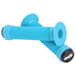 Zwei blaue Fahrradgriffe mit geriffelter Oberfläche und schwarzem Endkappe mit Logo.