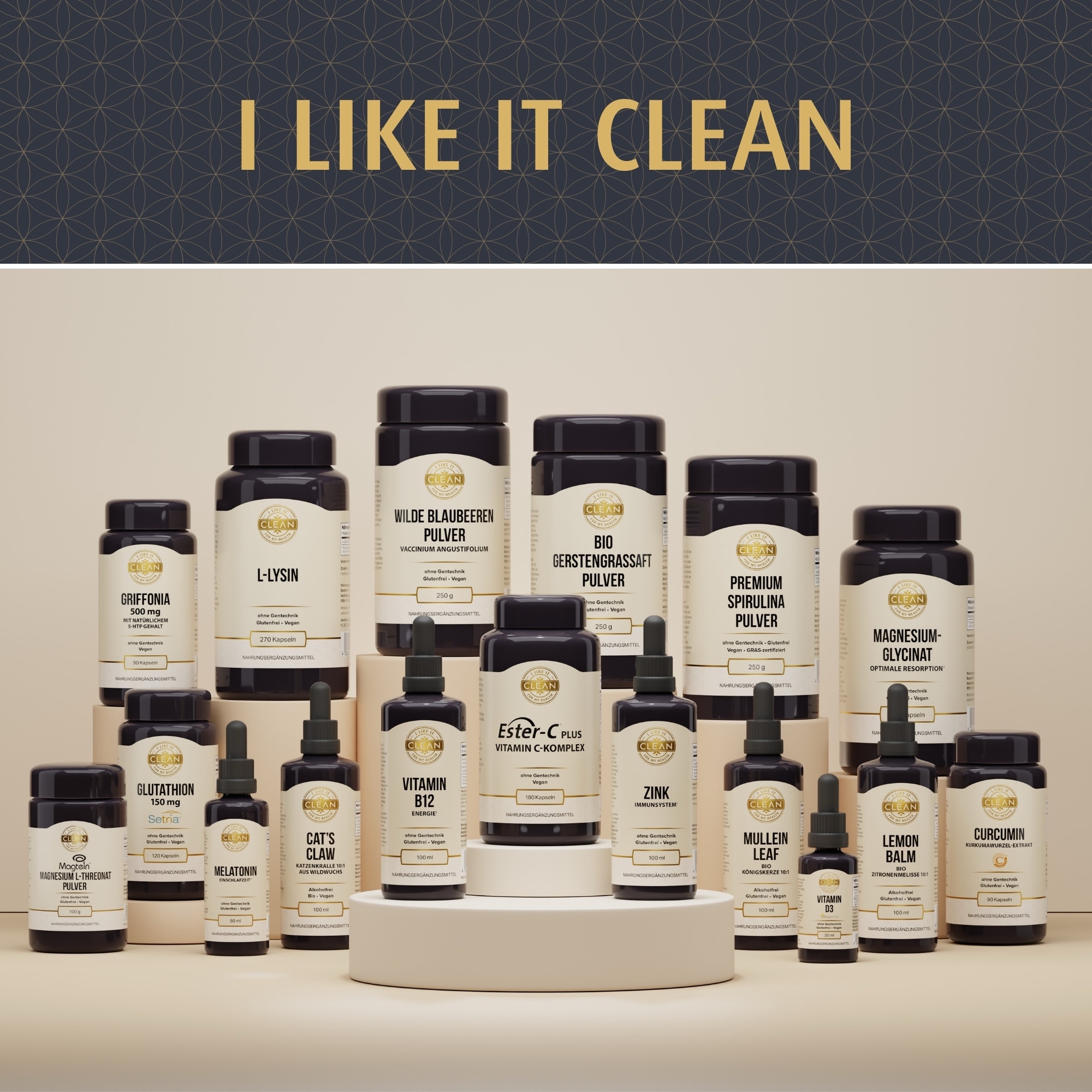 Produktfoto: Das Bild zeigt ein Nahrungsergänzungsmittel namens “I LIKE IT CLEAN CURCUMIN“ in einer schwarzen Flasche. Im Hintergrund sind Kurkumapulver und -wurzeln zu sehen. Auf der Flasche steht: “Kurkuma Wurzel-Extrakt, ohne Gentechnik, glutenfrei, vegan, 90 Kapseln“. Daneben befinden sich Symbole und Texte, die auf die Eigenschaften des Produkts hinweisen: 100 % vegan, glutenfreie Formel, garantiert ohne Gentechnik, unabhängig laborgeprüft. Im Hintergrund ist eine Schale mit Kurkumapulver zu sehen.