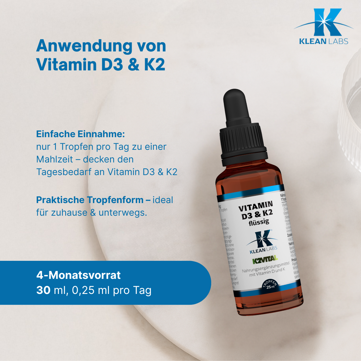Produktfoto: Eine braune Glasflasche mit schwarzem Tropfverschluss. Auf der Flasche befindet sich ein Etikett mit Nährstoffangaben zu Vitamin D3 und K2 sowie weiteren Informationen. Die Flasche steht aufrecht vor einem weißen Hintergrund.