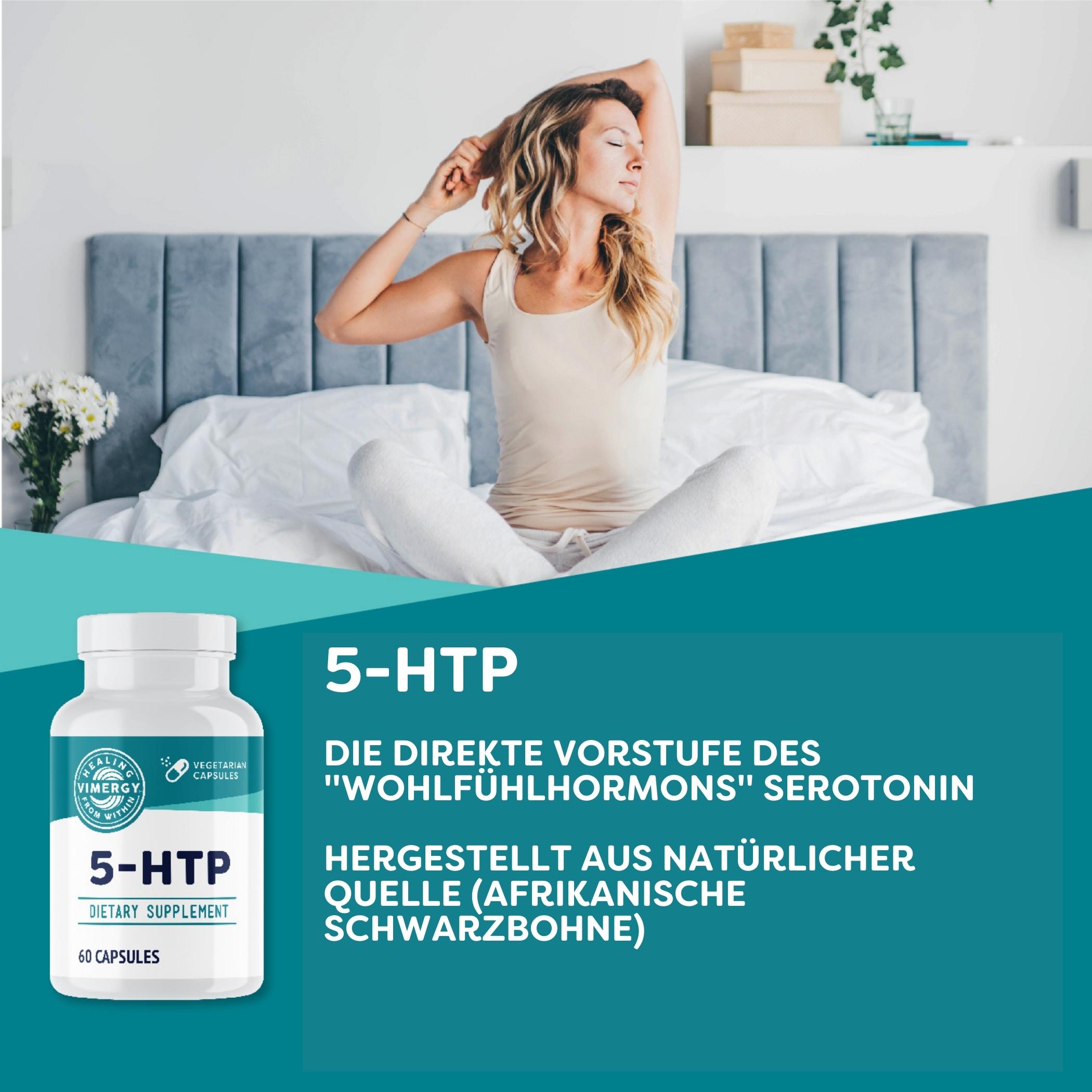 Produktfoto: Eine Frau sitzt auf einem Bett, streckt sich und wirkt entspannt. Neben ihr steht eine Flasche 5-HTP Nahrungsergänzungsmittel. Der Hintergrund ist ein Schlafzimmer mit Blumen und Regalen.