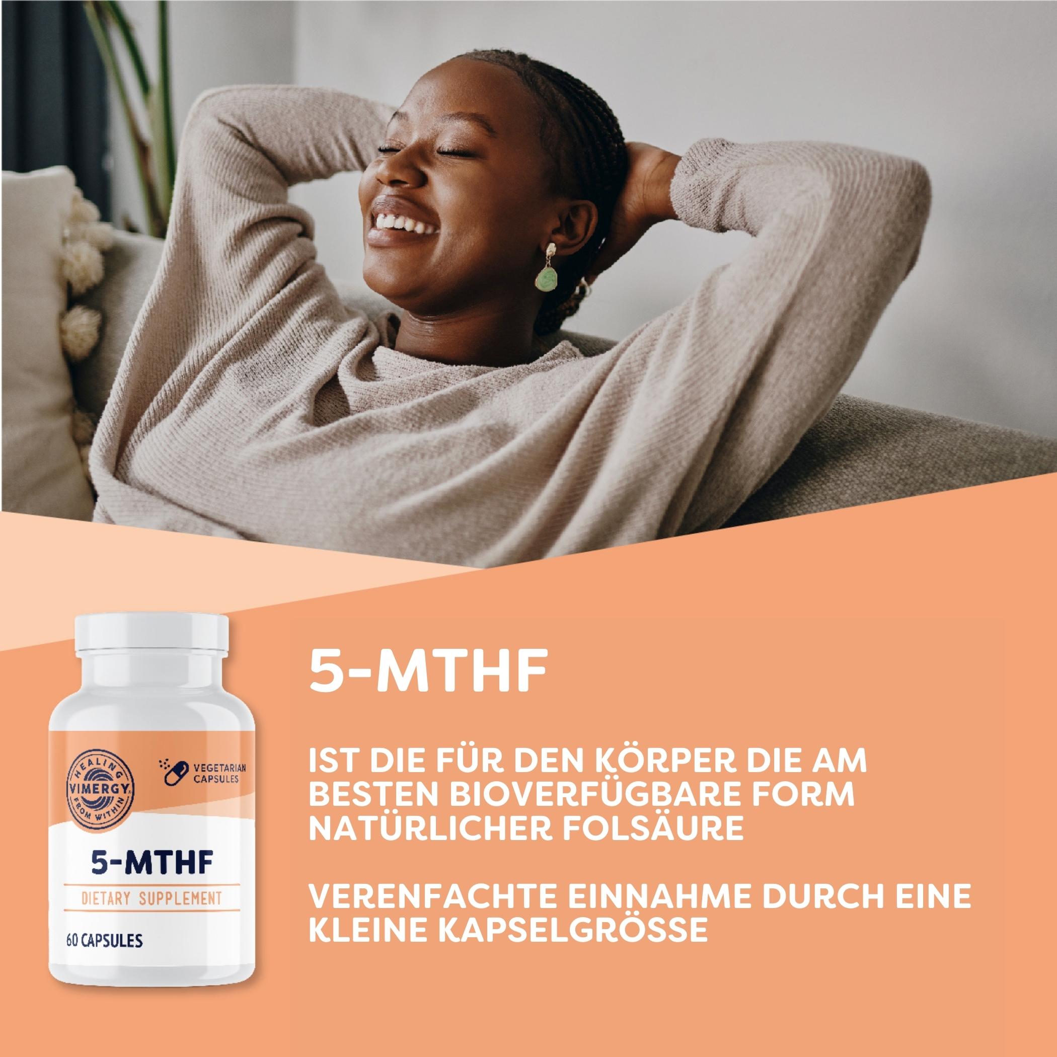 Produktfoto: Eine lächelnde Frau lehnt sich entspannt auf einem Sofa zurück. Im Vordergrund ist eine Flasche 5-MTHF Nahrungsergänzungsmittel zu sehen. Der Text beschreibt die Vorteile der kleinen Kapselgröße und die hohe Bioverfügbarkeit von natürlicher Folsäure.