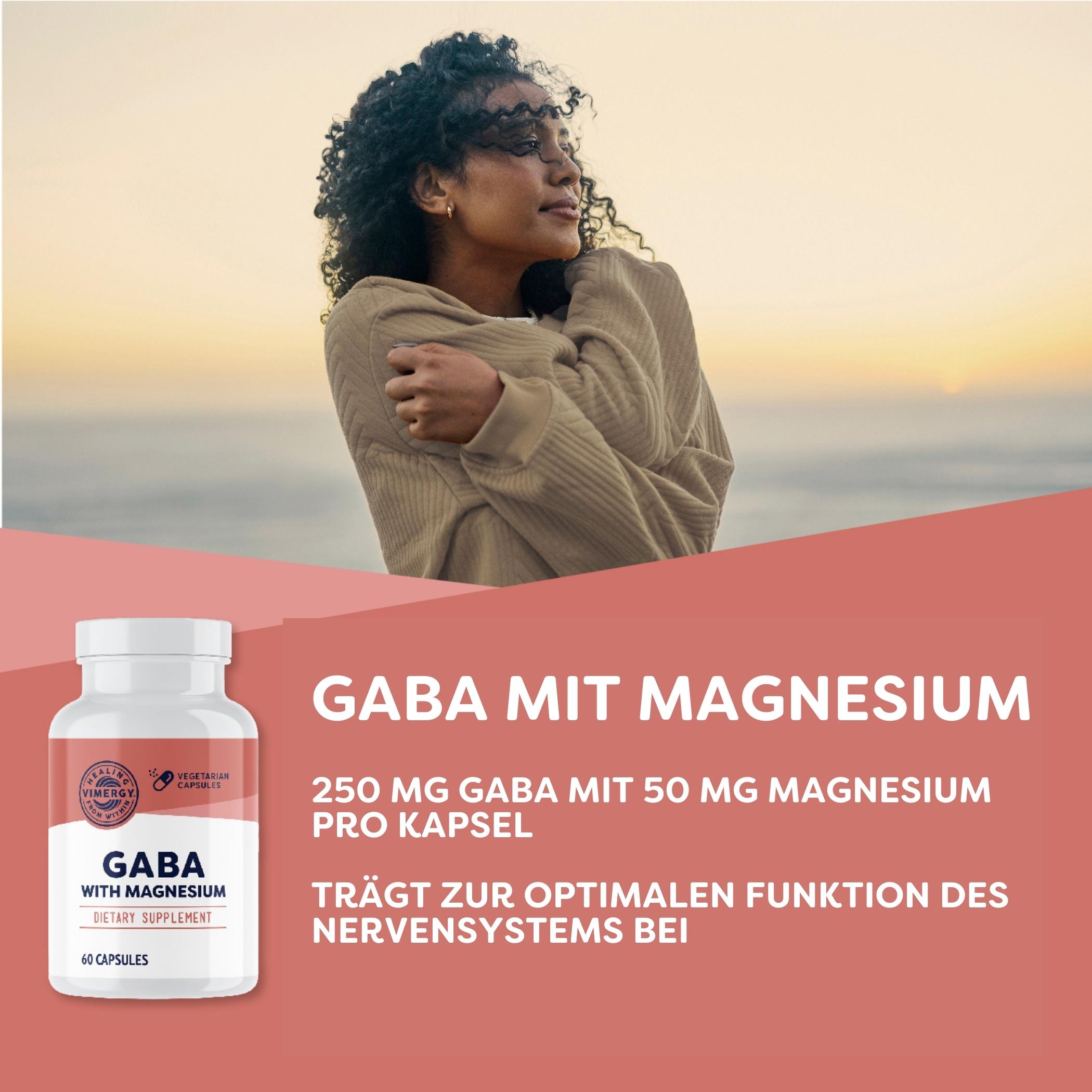 Produktfoto: Eine Frau steht in einem beigen Pullover an einem Strand bei Sonnenuntergang. Im Vordergrund ist eine Flasche GABA mit Magnesium zu sehen. Text auf dem Bild beschreibt das Produkt als Nahrungsergänzungsmittel mit 250 mg GABA und 50 mg Magnesium pro Kapsel, das zur optimalen Funktion des Nervensystems beiträgt.