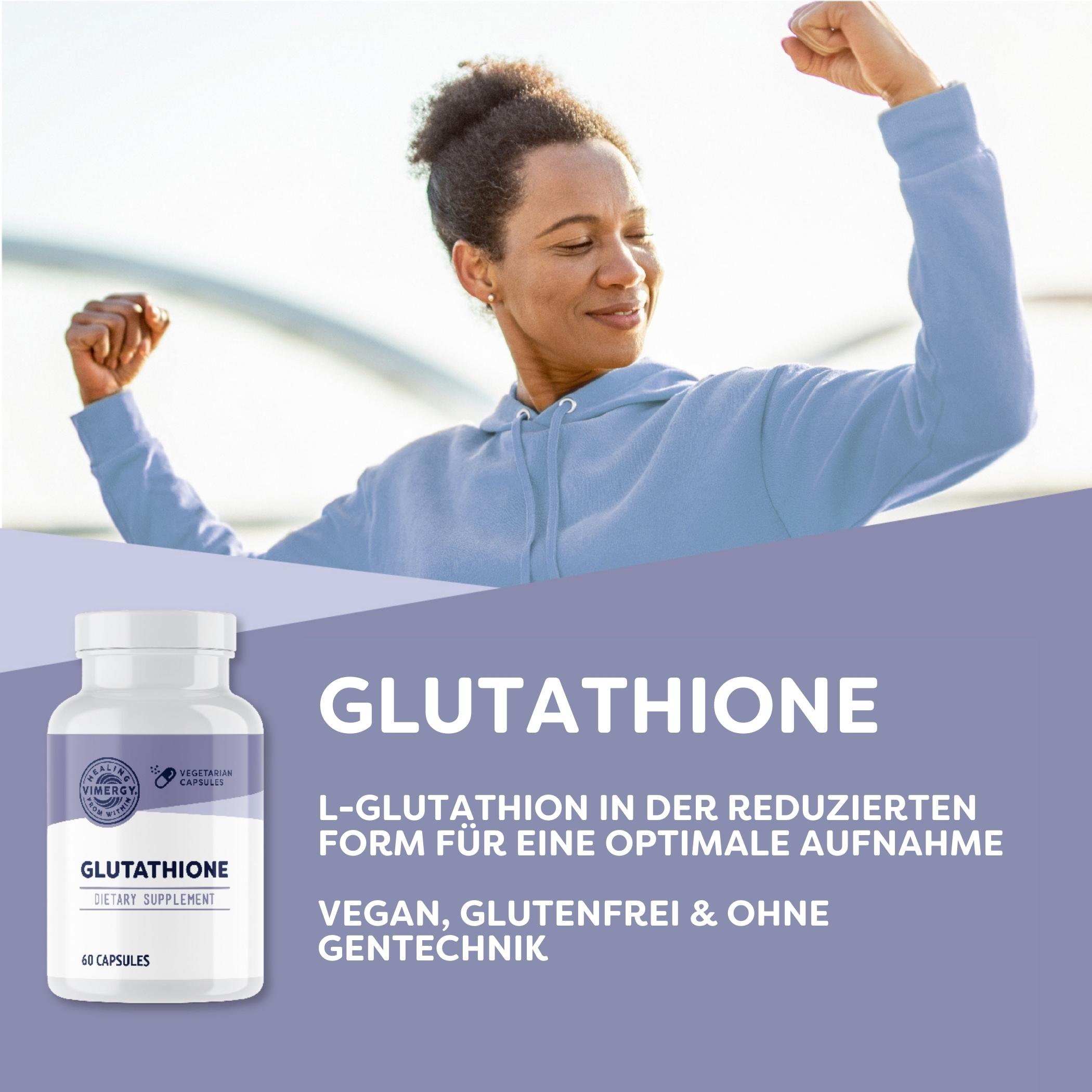 Produktfoto: Eine Frau in einem hellblauen Hoodie zeigt ihre Muskeln. Im Vordergrund ist eine Flasche Glutathione Nahrungsergänzungsmittel abgebildet. Der Hintergrund ist unscharf und zeigt einen hellen Himmel. Text auf dem Bild: 'GLUTATHIONE L-Glutathion in der reduzierten Form für eine optimale Aufnahme. Vegan, glutenfrei & ohne Gentechnik.'