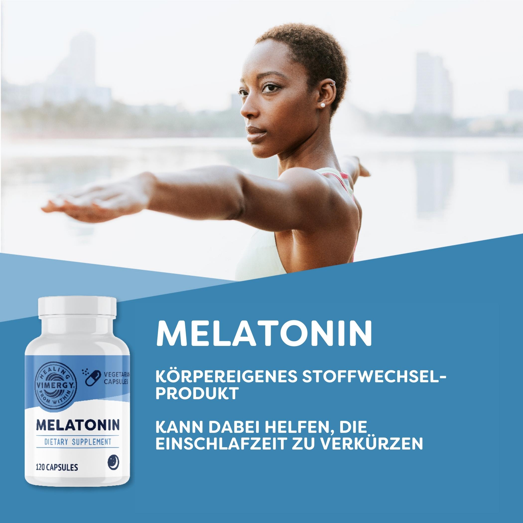 Produktfoto: Frau macht Yoga am Wasser, daneben Melatonin-Flasche. Text: “Körpereigenes Stoffwechselprodukt. Kann helfen, Einschlafzeit zu verkürzen.“