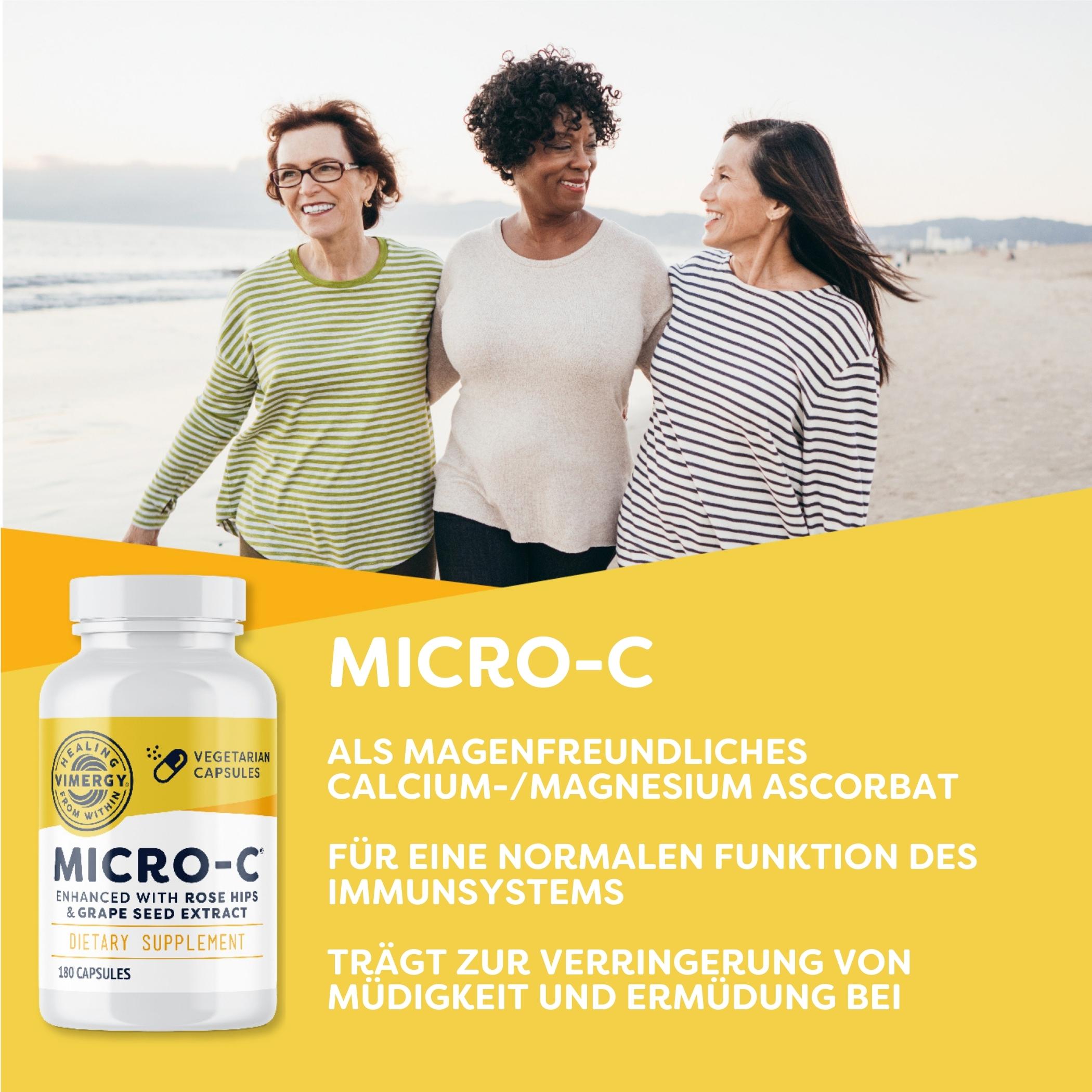 Produktfoto: Drei Frauen am Strand, lächelnd, umarmen sich. Werbung für Micro-C Nahrungsergänzungsmittel mit Vorteilen für Immunsystem und gegen Müdigkeit.