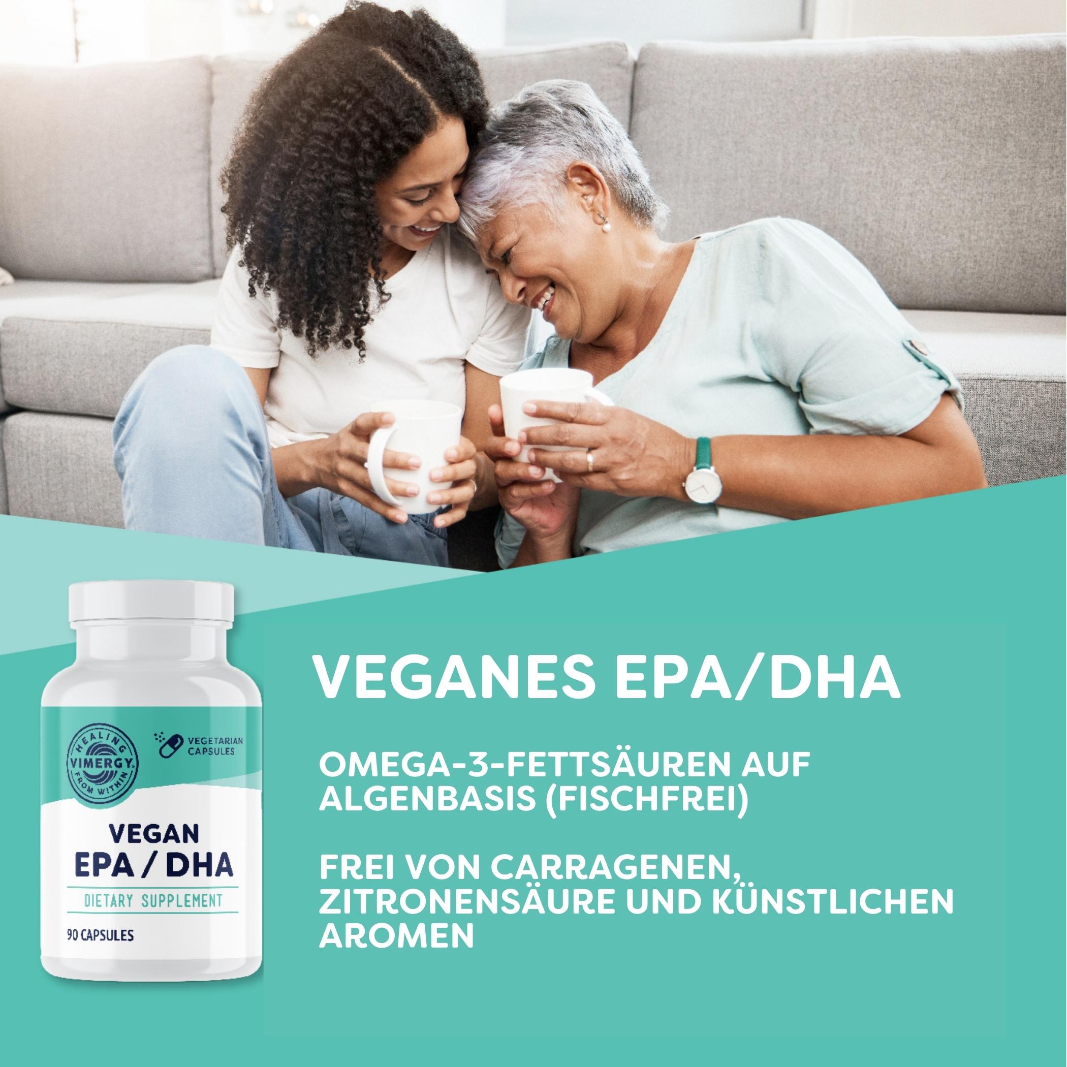 Produktfoto: Zwei Frauen sitzen auf einem Sofa und lachen, während sie Tassen halten. Im Vordergrund ist eine Packung veganes EPA/DHA von Vimergy zu sehen. Der Text beschreibt das Produkt als fischfreie Omega-3-Fettsäuren auf Algenbasis, frei von Carrageen, Zitronensäure und künstlichen Aromen.