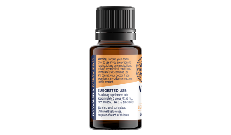 Produktfoto: Das Bild zeigt eine kleine braune Flasche mit einem schwarzen Sprühverschluss. Auf dem Etikett steht „Vimergy Vegan D3 Dietary Supplement“. Die Flasche hat ein Volumen von 13,3 ml (0,44 fl oz) und trägt das USDA Organic Siegel. Der Hintergrund ist einfarbig schwarz, wodurch die Flasche im Mittelpunkt steht.