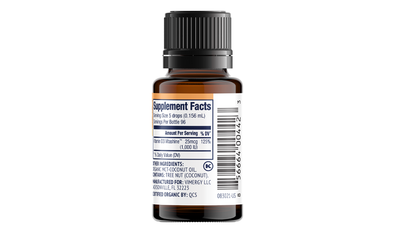 Produktfoto: Das Bild zeigt eine kleine braune Flasche mit einem schwarzen Sprühverschluss. Auf dem Etikett steht „Vimergy Vegan D3 Dietary Supplement“. Die Flasche hat ein Volumen von 13,3 ml (0,44 fl oz) und trägt das USDA Organic Siegel. Der Hintergrund ist einfarbig schwarz, wodurch die Flasche im Mittelpunkt steht.