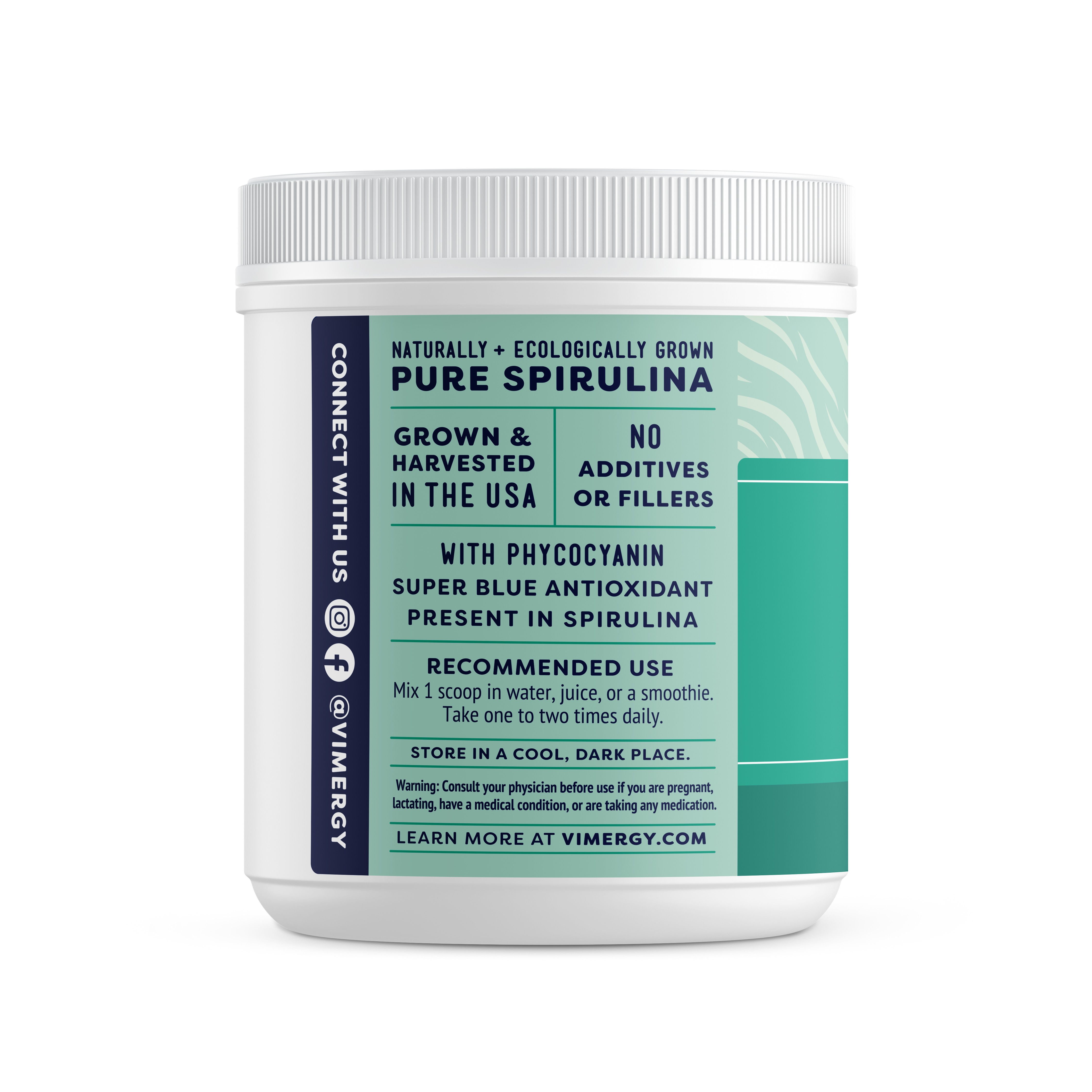 Produktfoto: Frau trinkt grünes Getränk, Spirulina-Pulver im Vordergrund. Text: 'Premium Qualität, reich an Nährstoffen und pflanzlichem Protein.'