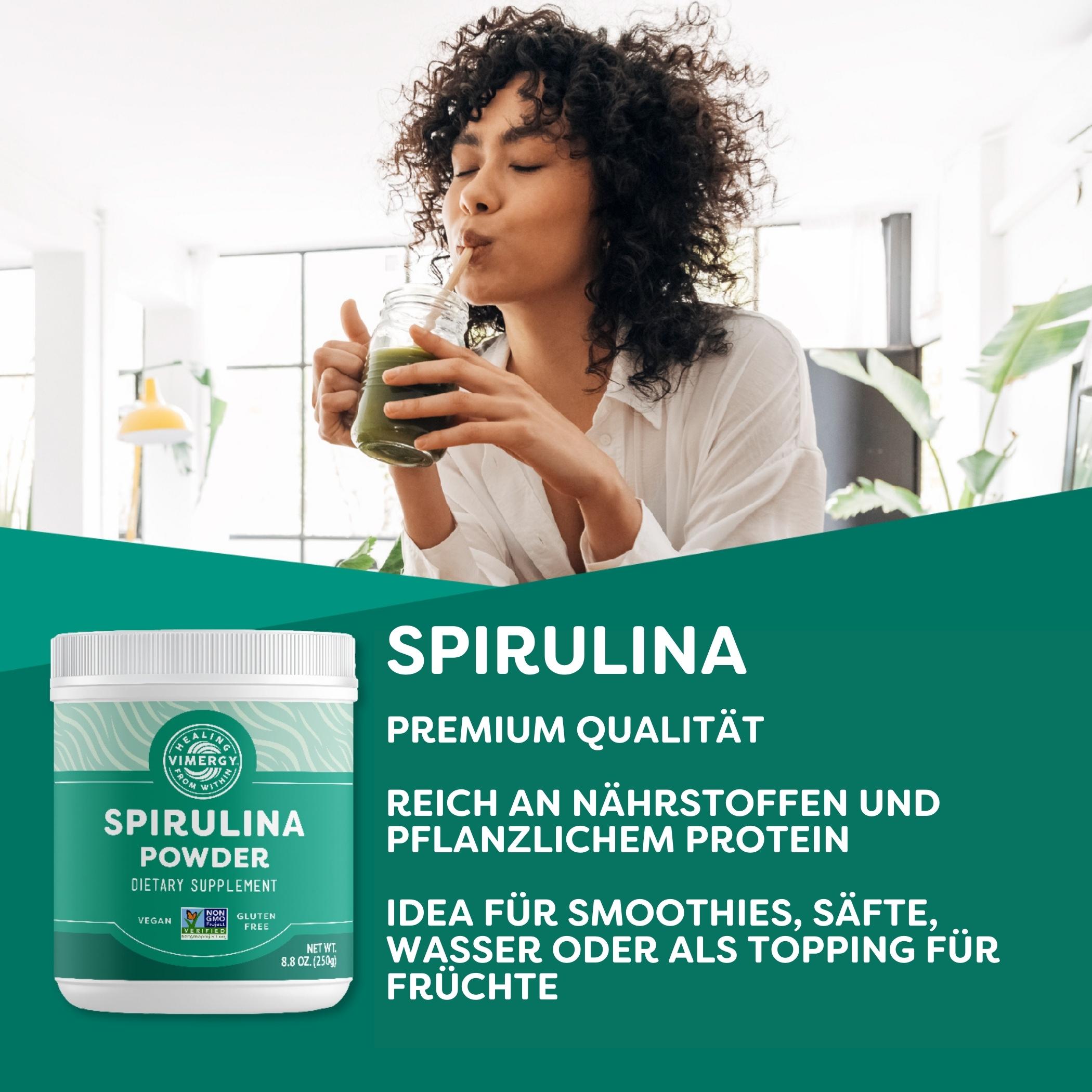 Produktfoto: Frau trinkt grünes Getränk, Spirulina-Pulver im Vordergrund. Text: 'Premium Qualität, reich an Nährstoffen und pflanzlichem Protein.'
