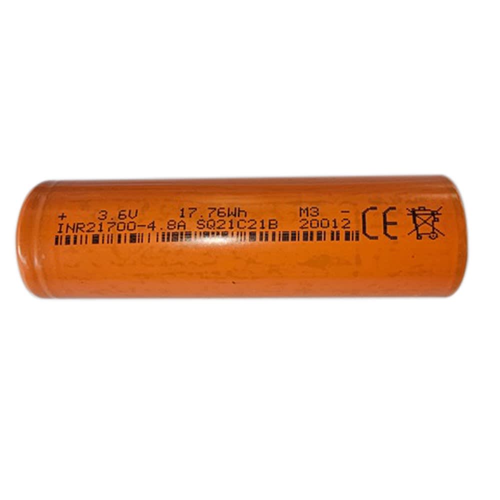 Ein orangefarbener zylindrischer Akku mit Aufdruck: 3.6 V, 17.76 Wh, INR21700-4.8 A, CE-Zeichen, durchgestrichener Mülltonne.