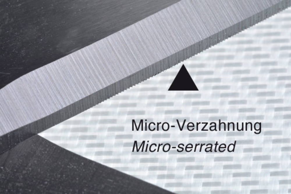 Nahaufnahme eines Messers mit Mikro-Verzahnung. Ein Pfeil zeigt auf die Kante. Text: 'Micro-Verzahnung, Micro-serrated'.