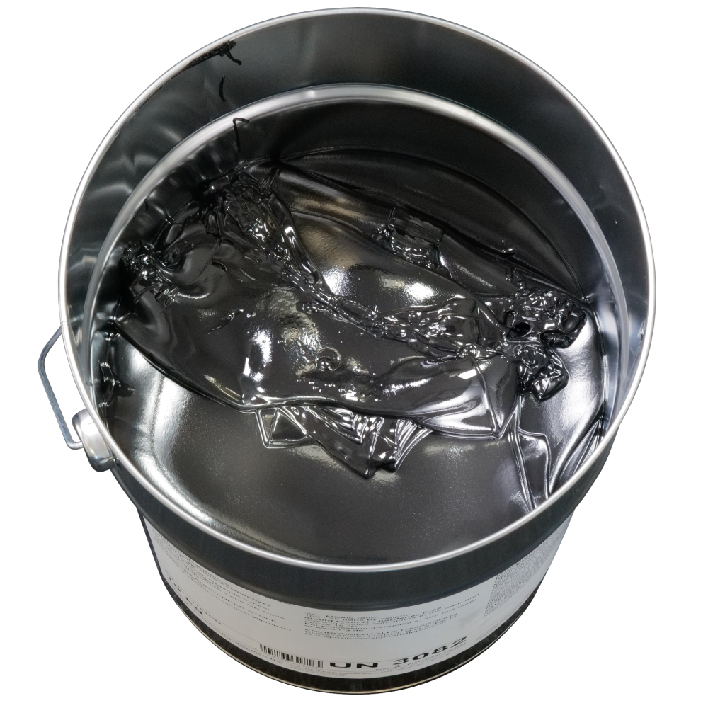 Ein offener Metalleimer mit einer glänzenden, schwarzen Flüssigkeit oder Paste. Der Eimer hat einen Griff.