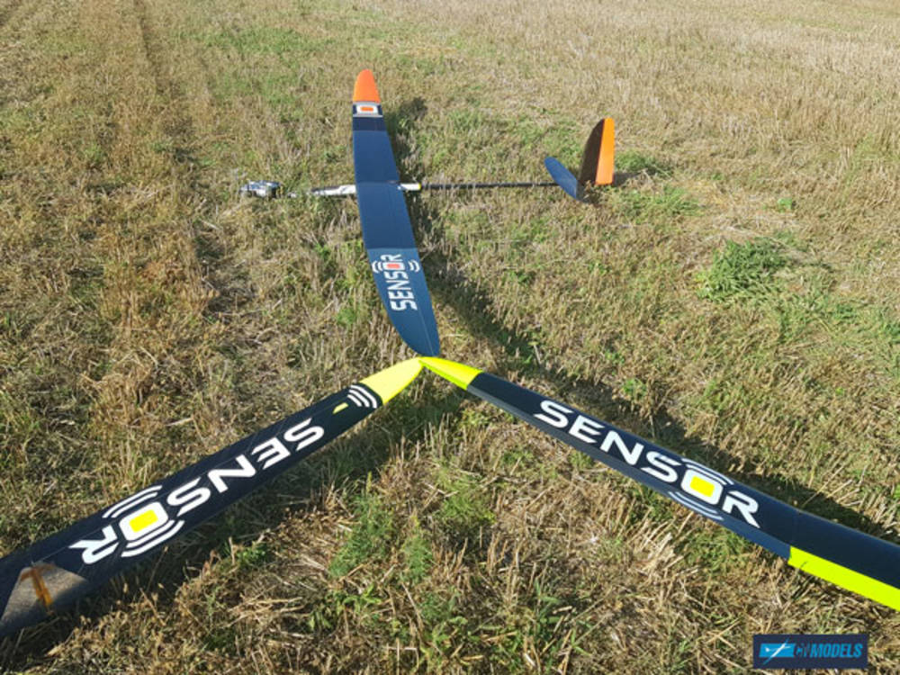 Ein Modellflugzeug mit der Aufschrift 