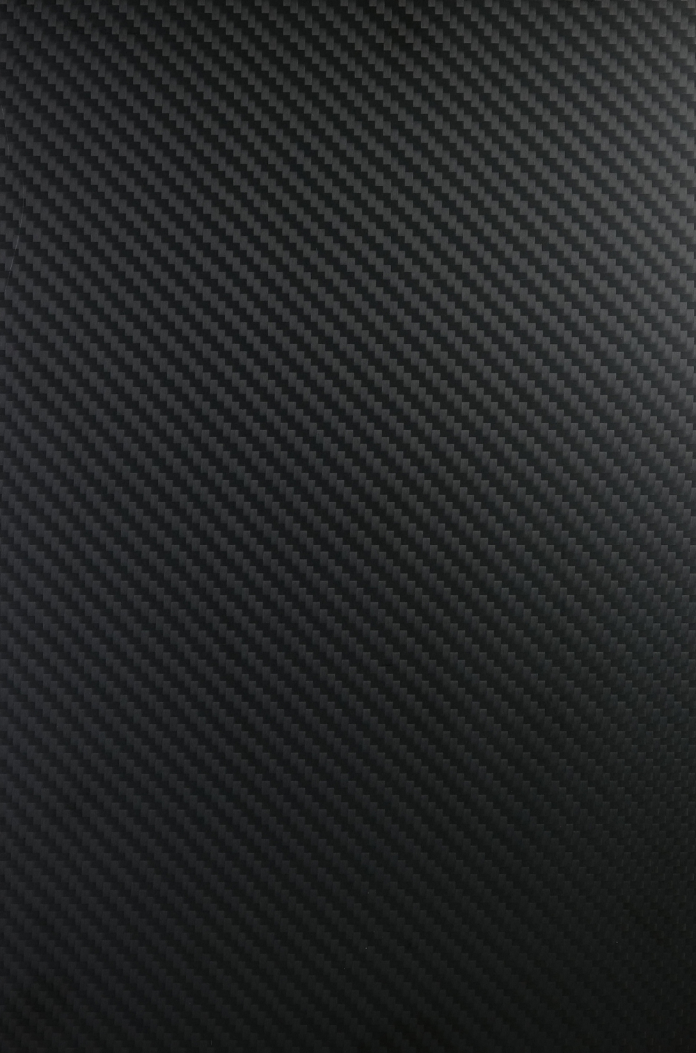 Das Bild zeigt eine Oberfläche mit einem diagonalen Karomuster in dunklen Grautönen, das an Kohlefaser erinnert.