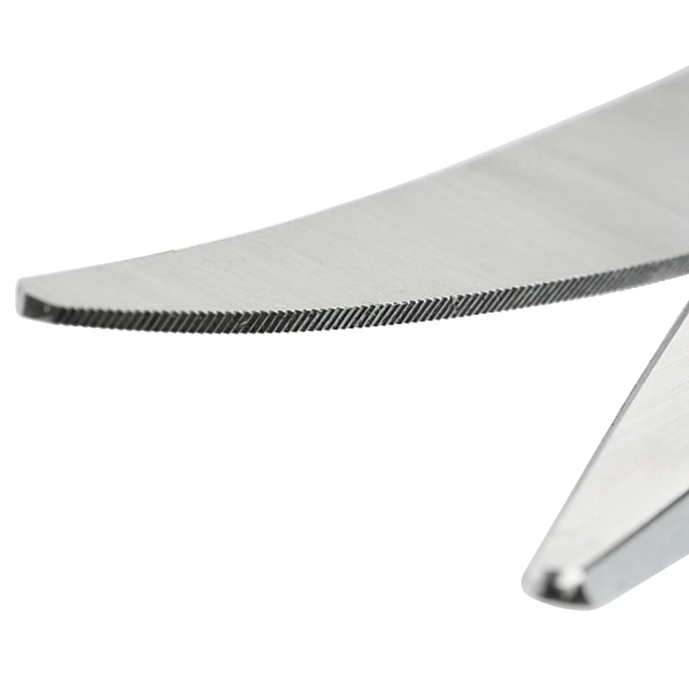 Nahaufnahme von zwei Metallmessern mit gezackter Klinge.