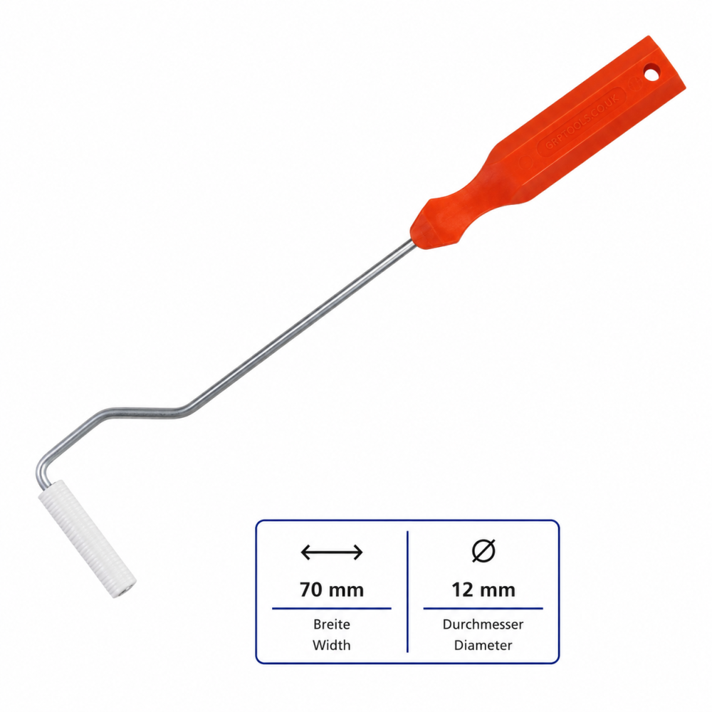 Ein kleiner Farbroller mit rotem Griff und silberner Metallstange. Der Roller hat eine Breite von 70 mm und einen Durchmesser von 12 mm.