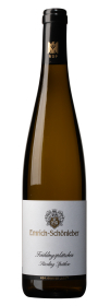 Produktfoto: Eine Weinflasche mit einem goldenen Logo und dem Namen 'Emrich-Schönleber'. Die Etikettenaufschrift: 'Frühlingsplätzchen Riesling Spätlese'.