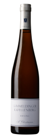 Produktfoto: Hochwertige Schlegelflasche mit Etikett “Gimmeldinger Kapellenberg Riesling A. Christmann“.
