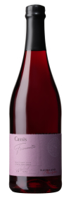 Produktfoto: Eine Flasche Cassis Frizzante mit einem violetten Etikett. Auf dem Etikett steht “Secco Frizzante trifft schwarze Johannisbeere“. Die Flasche enthält 0,751 Liter und hat einen Alkoholgehalt von 5,5%.