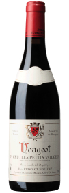 Produktfoto: Flasche eines Burgunderweins mit rotem Kapselverschluss und Etikett mit der Aufschrift “Vougeot 1er Cru Les Petits Vougeot“.