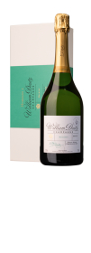 Produktfoto: Champagnerflasche mit goldener Kapsel und Etikett vor einer Verpackung.
