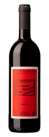 Produktfoto: Weinflasche mit rotem Etikett “Rosso di Valtellina“, “Nebbiolo“, “ARPEPE“. Schwarzer Verschluss.