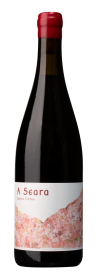 Produktfoto: Burgunderflasche mit rotem Wachssiegel und Etikett mit der Aufschrift “A Seara Castes Tintas“.