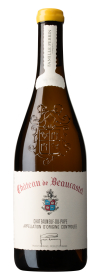 Produktfoto: Flasche Chateau de Beaucastel Chateauneuf-du-Pape, weißes Etikett mit Wappen, gelbes Siegel auf dem Flaschenhals.