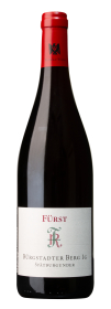Produktfoto: Eine Flasche Rotwein mit rotem Verschluss und Etikett mit der Aufschrift 'Fürst' und 'Bürgstadter Berg 1G Spätburgunder'.