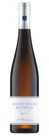 Produktfoto: Hochwertige Schlegelflasche mit Etikett “Ruppertsberger Reiterpfad Riesling“ und silberner Kapsel.
