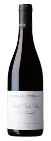 Produktfoto: Eine Burgunderflasche mit schwarzem Kapselverschluss und einem weißen Etikett mit der Aufschrift “Côte de Nuits Villages“ und “Domaine Jean Tardy & Fils“.