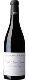 Produktfoto: Hochwertige Burgunderflasche mit schwarzem Etikett und Kapsel. Aufschrift: Domaine Jean Tardy & Fils, Nuits Saint Georges 1er Cru 'Aux Argillas'.